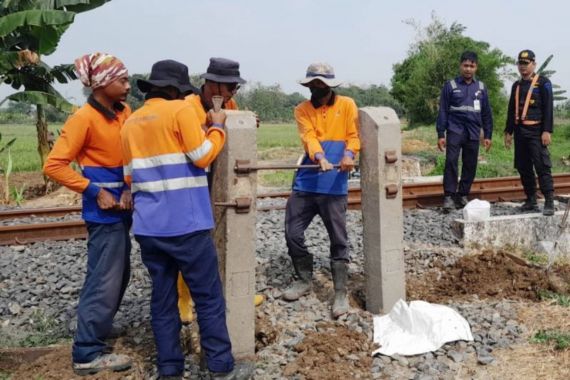 36 Perlintasan Liar Kereta di Daop Semarang Ditutup - JPNN.COM