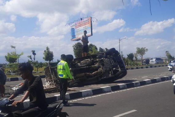 Pecah Ban, Pikap Terguling di Jalan Bypass BIL II Lombok Barat - JPNN.COM