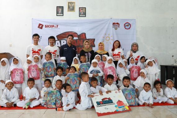 SiCepat Ekspres Salurkan Perlengkapan Sekolah ke 8 PAUD di Jawa Barat - JPNN.COM