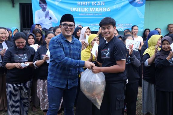 Ganjar Muda Padjadjaran Bagikan Bibit Ikan Gratis di Kabupaten Bandung - JPNN.COM