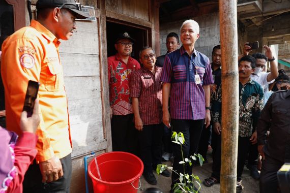 Ganjar Beri Bantuan Air Bersih Gratis untuk Warga Kurang Mampu di Banjarnegara - JPNN.COM