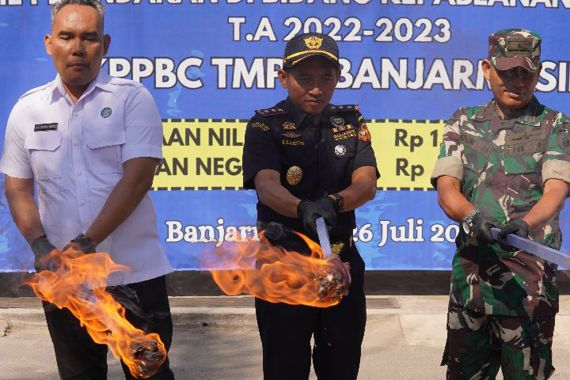 Bea Cukai dan Instansi Terkait Gelar Pemusnahan Barang Ilegal di Jatim & Banjarmasin - JPNN.COM