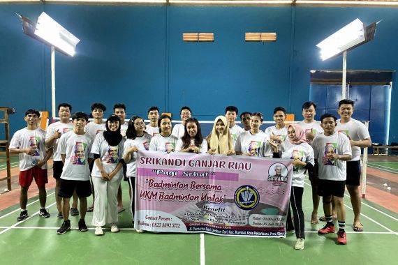 Srikandi Ganjar Gelar Latihan Badminton Bareng Milenial di Pekanbaru - JPNN.COM