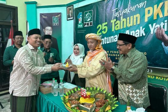 Cak Rochim dan DPC PKB Surabaya Rayakan Harlah ke-25 Bersama Anak Yatim - JPNN.COM