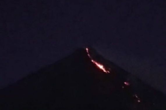 Gunung Karangetang Meluncurkan Lava Pijar, Warga Diminta Jaga Jarak - JPNN.COM