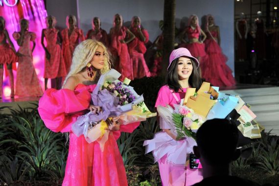 Keseruan Lenny Hartono Gelar Fashion Show Bertema Barbie - JPNN.COM