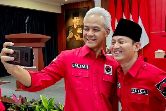 Momen Ganjar Pranowo Berswafoto bersama Kader PDIP di Sekolah Partai - JPNN.COM