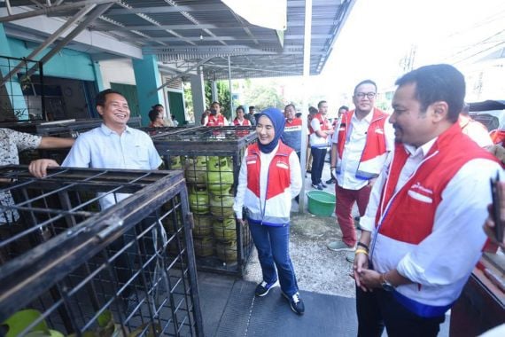 Cek Penyaluran LPG 3 Kg di Palembang, Dirut Pertamina Pastikan Tidak Terjadi Kelangkaan - JPNN.COM