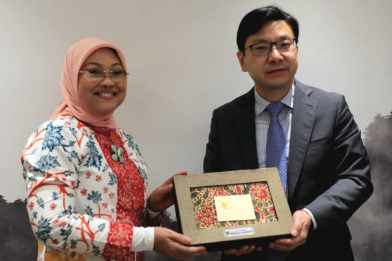 Perjuangkan Hak PMI, Menaker Ida Usul Kenaikan Upah Minimum ke Pemerintah Hong Kong - JPNN.COM