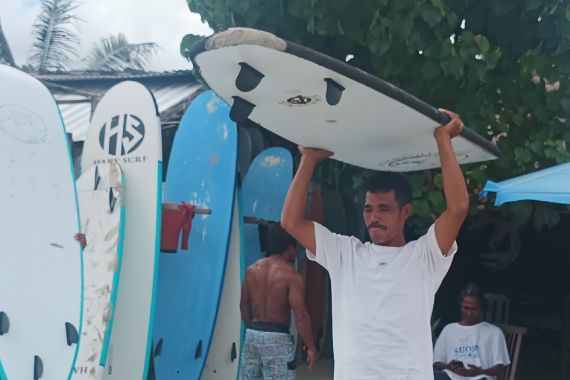 Jasa Penyewaan Papan Surfing di Selong Belanak Makin Menjamur - JPNN.COM
