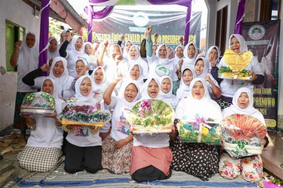 Santri Dukung Ganjar Jateng Melatih Para Emak Bikin Hantaran Pernikahan - JPNN.COM