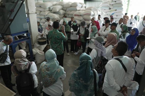 Produksi Beras Pecah Kulit Gapoktan Ngudi Makmur Bisa 7 Ton per Hari - JPNN.COM