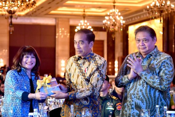 Jokowi Minta Pengusaha Jangan Hanya Jual Bahan Mentah Saja - JPNN.COM