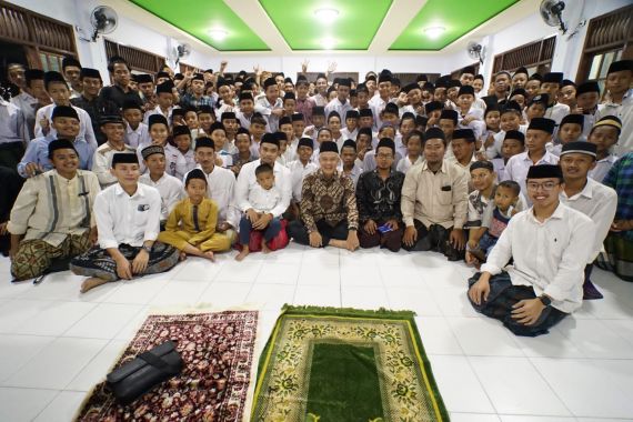 Ganjar Pranowo Sowan ke Ponpes Keluarga Mbah Moen di Cirebon - JPNN.COM