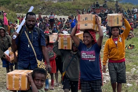 Kemensos Pastikan Logistik Puluhan Ton Diterima Masyarakat Terdampak di Papua Tengah - JPNN.COM