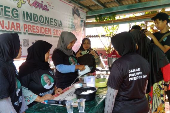 Kowarteg Ganjar Gelar Pelatihan Membuat Kue Putu di Tangerang - JPNN.COM