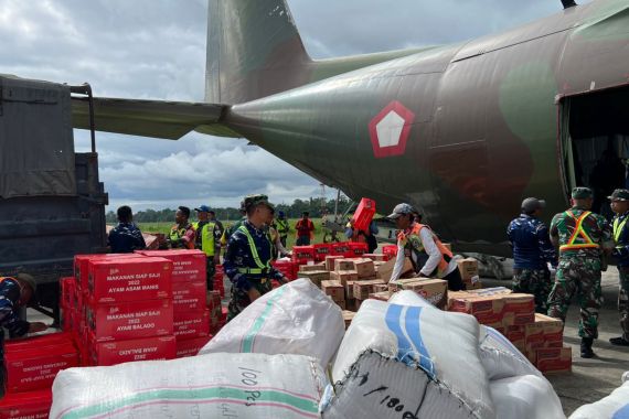 Tiba di Timika, Bantuan Kemensos Siap Diterbangkan ke 2 Distrik Terdampak Kekeringan - JPNN.COM