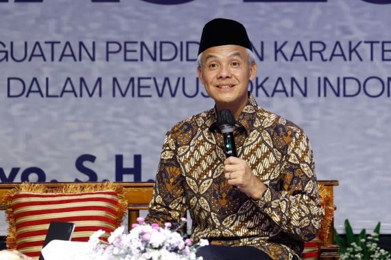 Ganjar Optimistis Santriwati Bisa Songsong Indonesia Emas 2045 - JPNN.COM