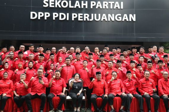 Foto Bersama di Rapat Konsolidasi, Gibran dan Bobby Berdiri di Belakang Megawati - JPNN.COM