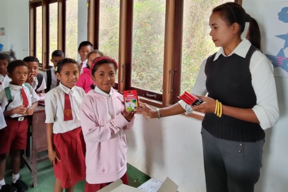 Joyko Salurkan Donasi untuk 500-an Sekolah di Kupang - JPNN.COM