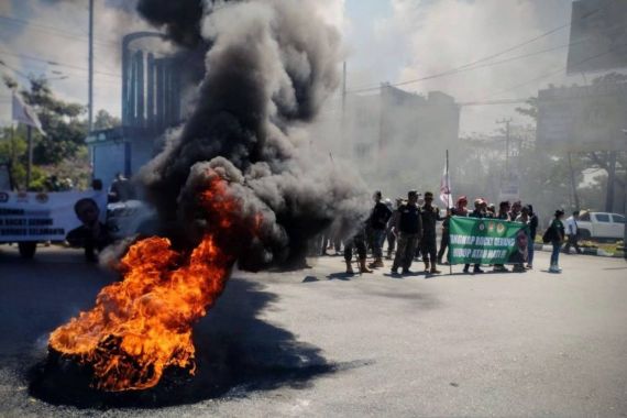 Warga Balikpapan Turun ke Jalan, Melakukan Pembakaran, Minta Rocky Gerung Ditangkap - JPNN.COM