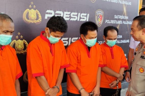 Polrestabes Palembang Tangkap Lima Tersangka Penggelapan Pupuk Non Subsidi - JPNN.COM