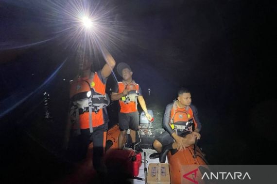 Wanita 20 Tahun Hilang Terseret Ombak di Pantai Natsepa - JPNN.COM