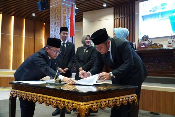 Sah, Gubernur dan Pimpinan DPRD Sumsel Teken Nota Kesepakatan Perubahan KUA-PPAS 2023 - JPNN.COM