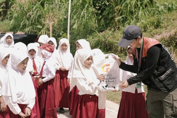 Golden Future Indonesia Salurkan Bantuan Seragam Sekolah ke Pelosok Negeri - JPNN.COM