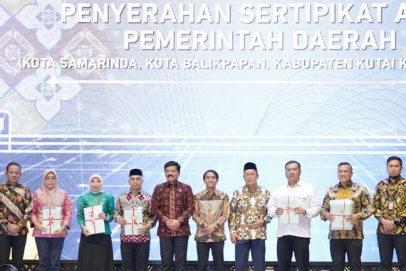 Serahkan Sejumlah Sertifikat di Kaltim, Menteri ATR Minta Peran Aktif Pemda - JPNN.COM