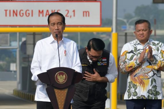 Jokowi Sorot Investasi di Jabar, Kang Emil Menundukkan Badan - JPNN.COM