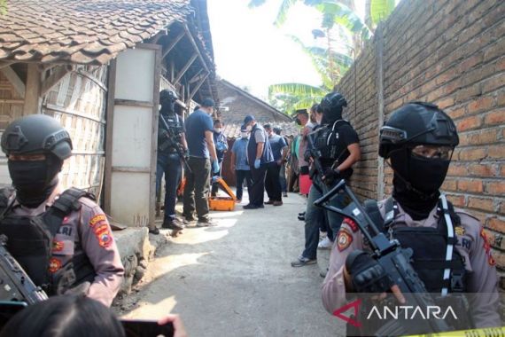 Berburu Barang Bukti, Densus 88 Geledah Rumah Terduga Teroris S di Banyudono Boyolali - JPNN.COM