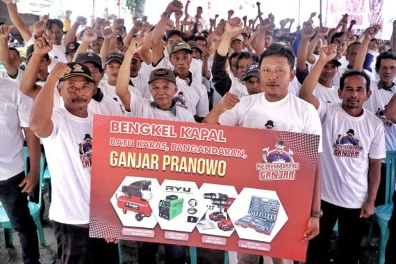 Nelayan Balad Ganjar Beri Bantuan Peralatan Perbaikan Kapal di Pangandaran - JPNN.COM