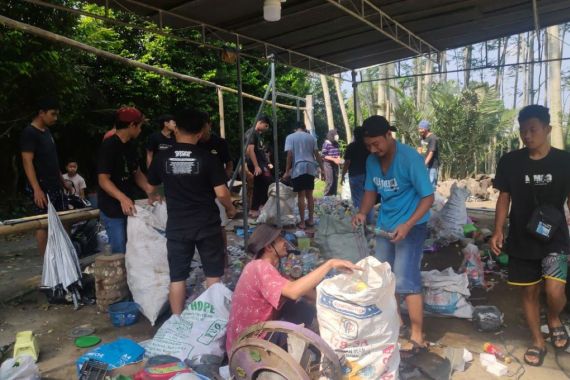 Ganjar Milenial Ajak Warga Kumpulkan Barang Bekas dan Bersih-Bersih Desa - JPNN.COM