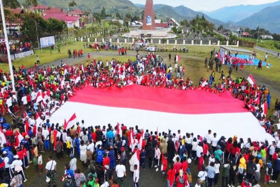Wujud Kecintaan kepada NKRI, Puncak Jaya Membentangkan Bendera Merah Putih Sepanjang 9 x 18 Meter - JPNN.COM