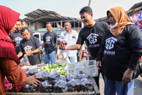 Gardu Ganjar Bersama Pedagang Berbagi Sayur hingga Deklarasi Dukungan di Pasar Cikande - JPNN.COM