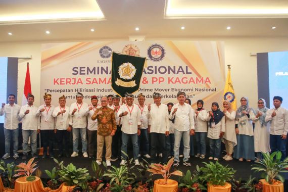 Lantik Pengurus Kagama Sultra, Buton, dan Kendari, Anwar Sanusi Ingatkan Prinsip Organisasi - JPNN.COM