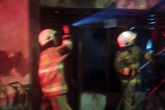 Gulkarmat Jaktim Kerahkan 80 Personel & 14 Branwir Padamkan Kebakaran Rumah di Kramat Jati - JPNN.COM