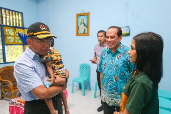 Turun ke Desa, Menko PMK Berusaha Kikis Budaya Banyak Anak di Papua - JPNN.COM