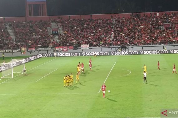 Gol Penalti Pahabol Gagalkan Kemenangan Bali United dari Persik - JPNN.COM