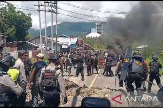 Polisi Terluka Ditembak Busur Saat Buka Paksa Blokade Jalan Trans Papua Barat di Manokwari - JPNN.COM
