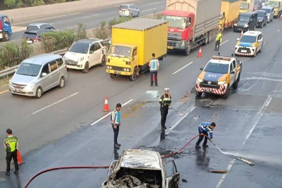 Innalillahi, Tabrakan Innova vs Truk di Tol Tangerang-Jakarta - JPNN.COM