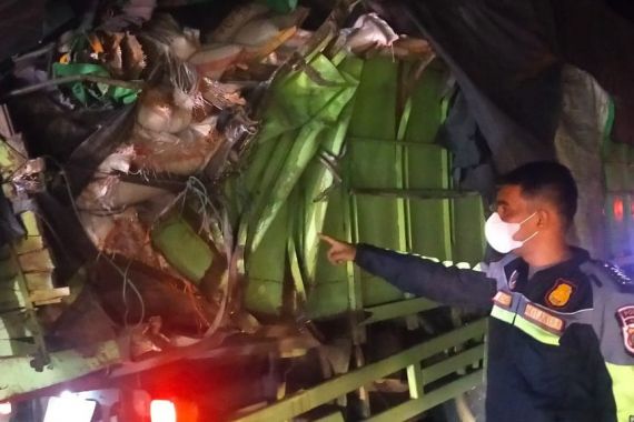 Bus Pariwisata Tabrak Truk di Tol Pekanbaru-Dumai, 5 Penumpang Luka-luka - JPNN.COM