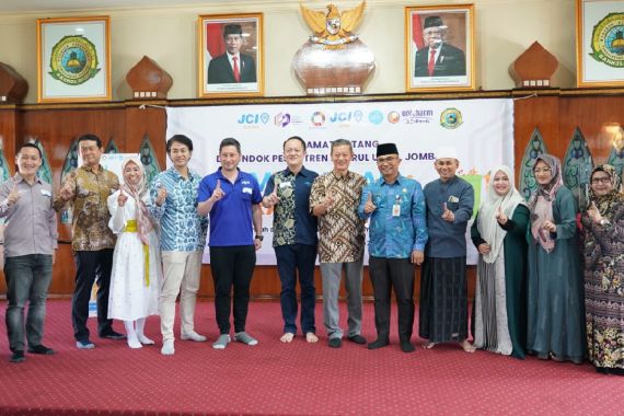 PT Uni Charm Indonesia dan JCI Berkolaborasi Memberi Edukasi Pemilahan Sampah di Jombang - JPNN.COM