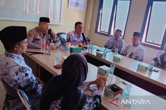 Orang Tua Murid yang Pukuli Guru Hingga Sebabkan Kebutaan Dijerat Pasal Berlapis - JPNN.COM