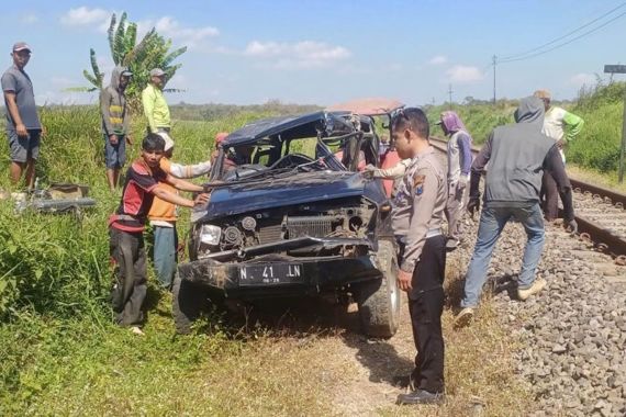 Mobil Tertabrak Kereta Api Kertanegara di Kepanjen, Begini Kondisinya - JPNN.COM