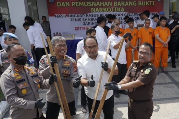 Polda Riau Musnahkan 23,6 Kg Sabu-Sabu Hasil Tangkapan di Tembilahan - JPNN.COM