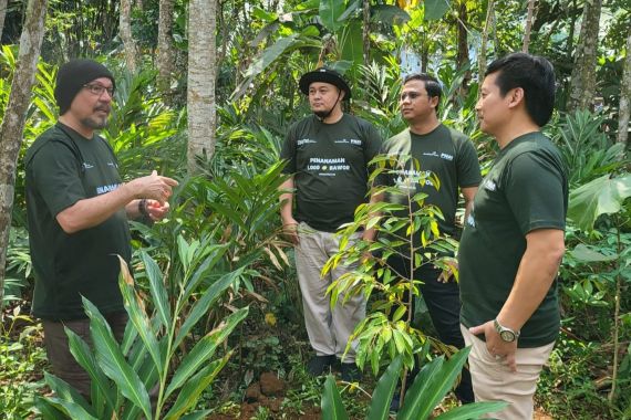 PNM Tanam 1.000 Bibit Durian untuk 3 Desa di Banyumas - JPNN.COM