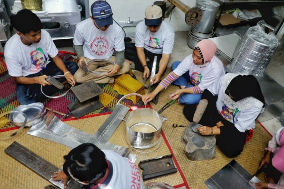 Pemuda Ganjar Beri Pelatihan Produk Kerajinan Aluminium untuk Kembangkan UMKM Ogan Ilir - JPNN.COM