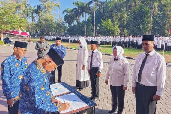 2.397 PPPK Lombok Timur Terima SK, Bupati Sukiman Azmy Berpesan Begini - JPNN.COM